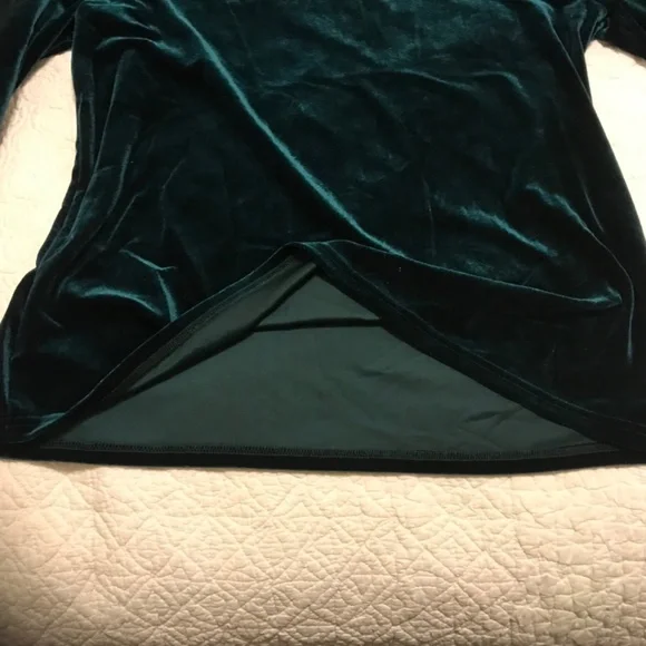 Green velvet long sleeved top embellished with ruffles at wrists & collar (L) - Picture 10 of 16